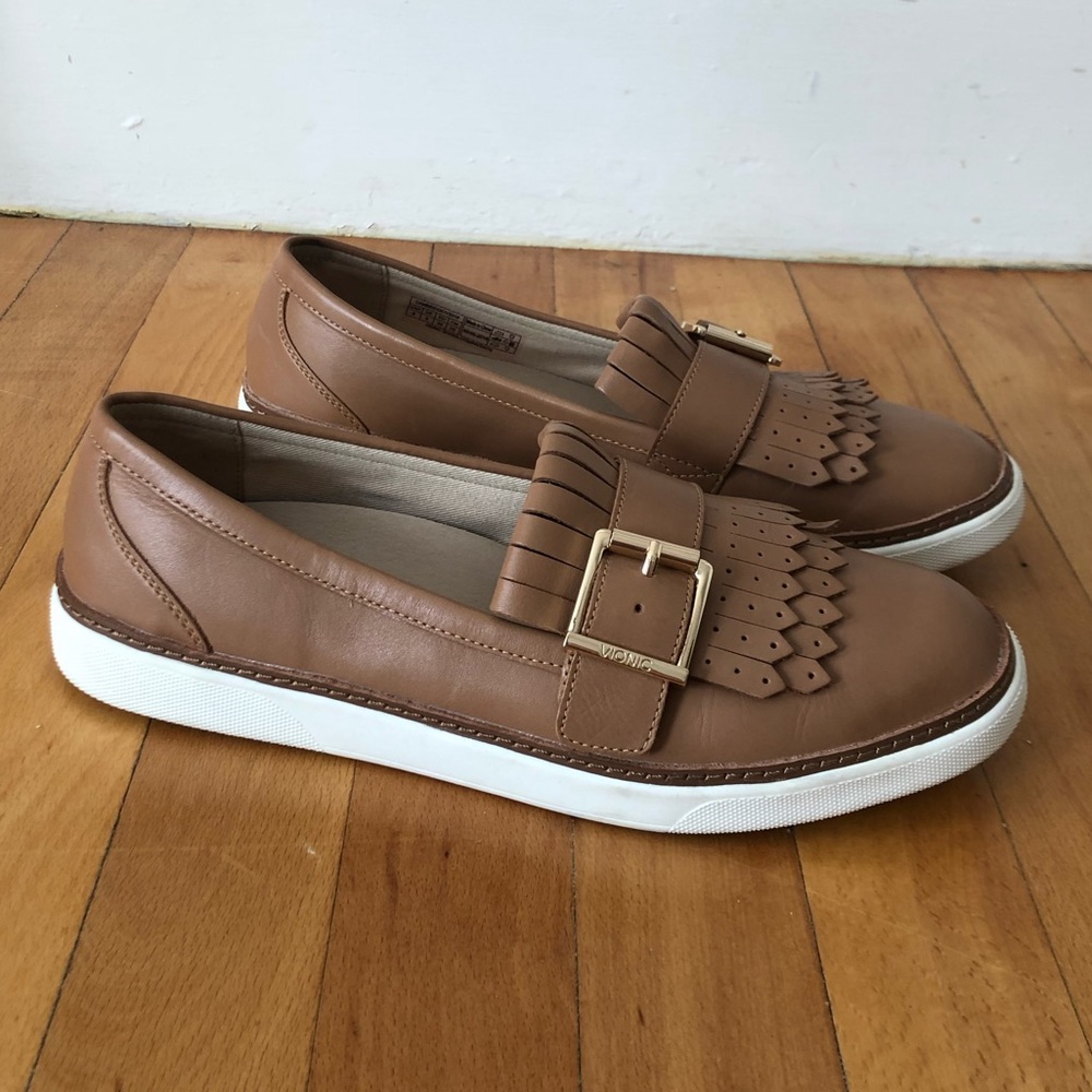 VIONIC Women’s Cambridge Brown Loafer, 8